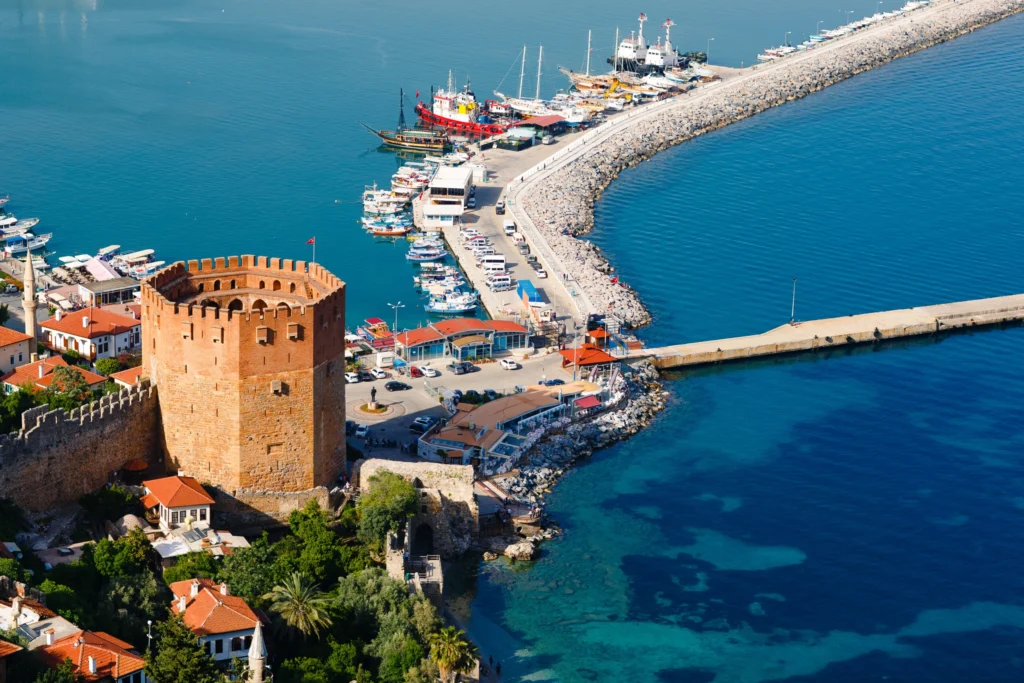 Antalya sahil ve şehir manzarası – lüks seyahat ilhamı