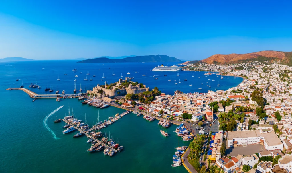 Bodrum sahil ve yat limanı manzarası – özel jet seyahat ilhamı