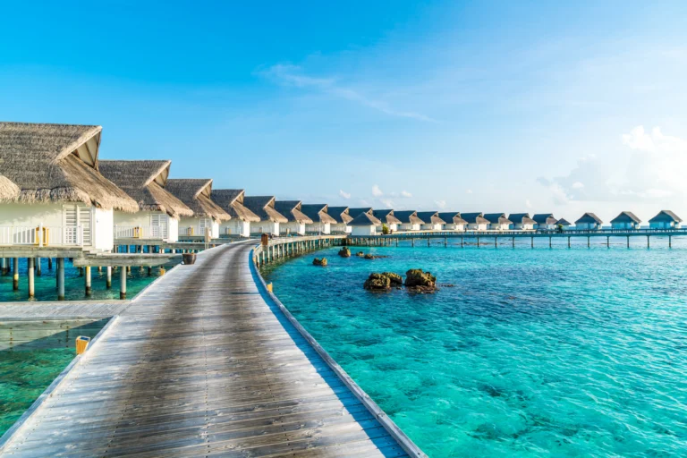 Maldivler’de deniz kenarı lüks resort ve özel jet seyahat deneyimi