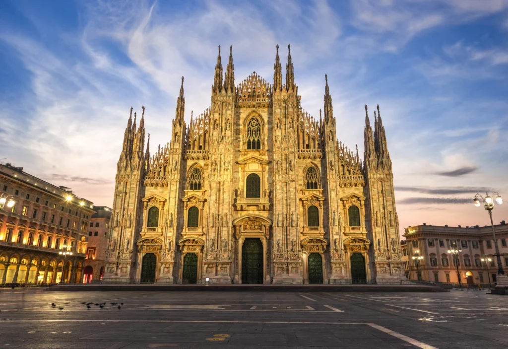 Milano Duomo katedrali üzerinde gün doğumu manzarası