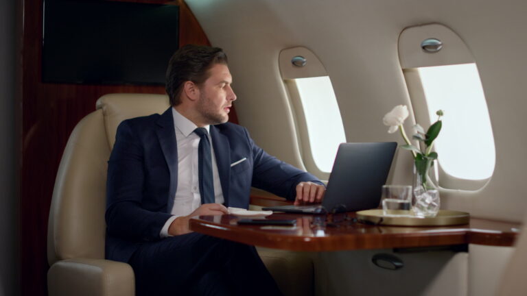 focused businessman looking computer corporate trip wealthy man work laptop Zaman Kaybı CEO’lara Ne Kadara Mal Olur?