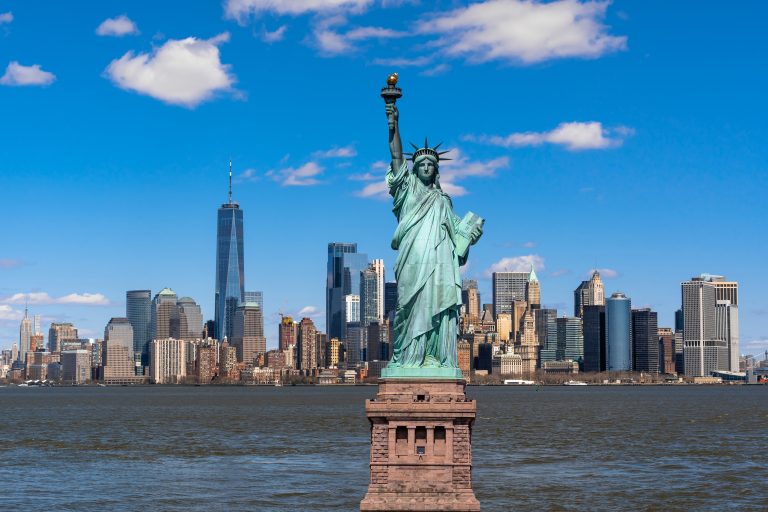 statue liberty scene new york cityscape river side which location is lower manhattan İstanbul – New York Özel Jet Uçuşu: Süre, Konfor ve Kıtalararası VIP Rehberi 2026